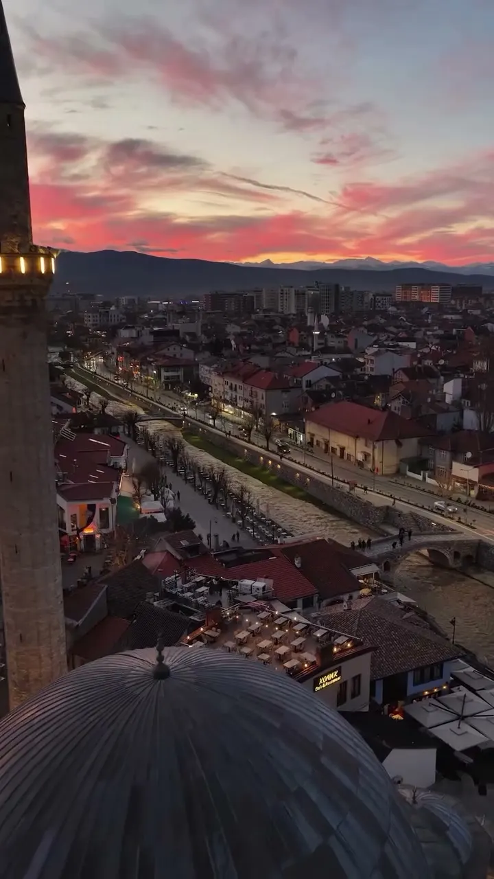 Sinan Paşa Camii minaresinden gün batımında Prizren