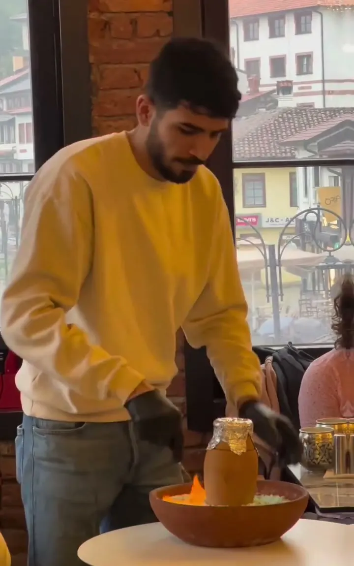 Masada ateşli testi kebabı sunumu