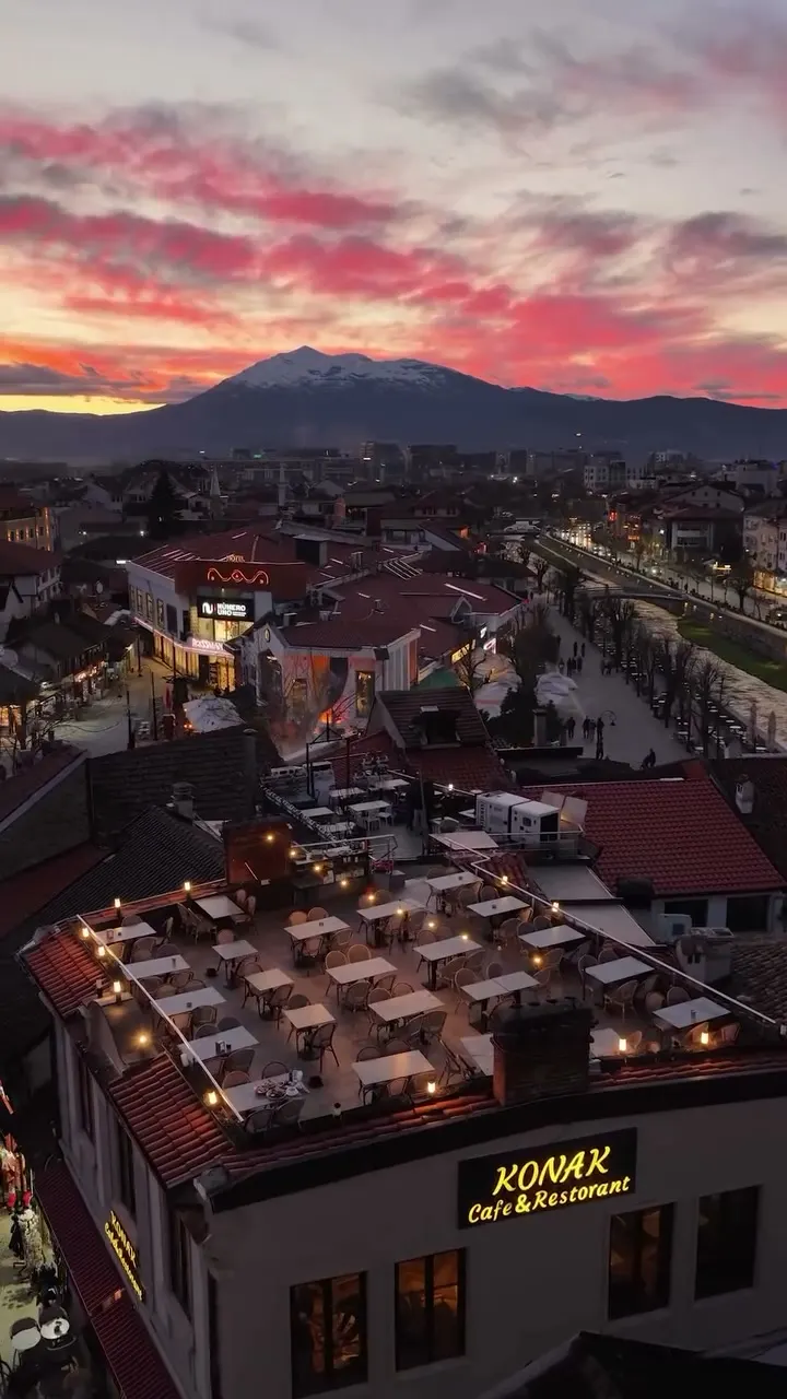 Çatı terası — karlı Şar Dağları ve gün batımı