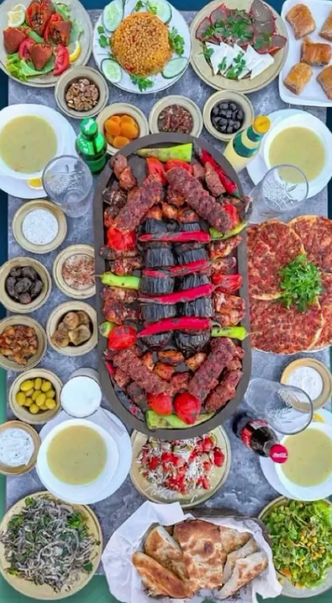 Konak ziyafet sofrası — kebaplar, lahmacun ve mezeler