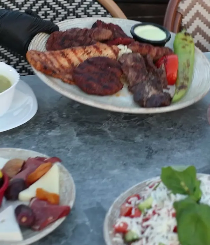 Karışık ızgara tabağı, teras servisinde