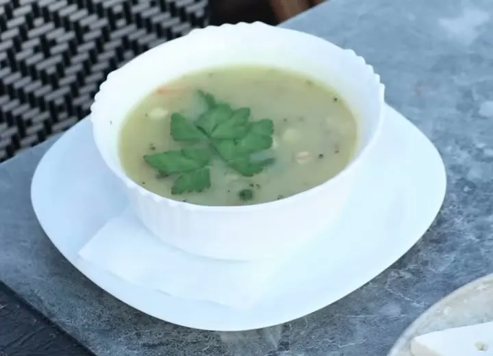 Günün çorbası, teras masasında